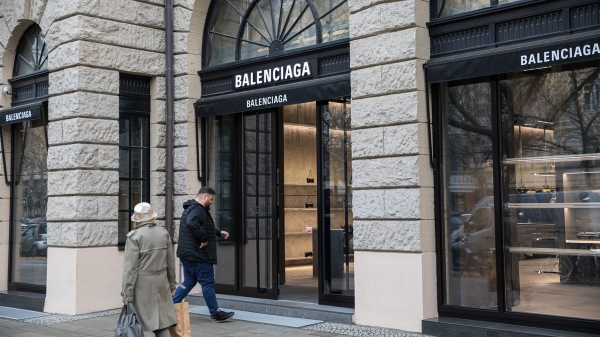 Návrhář Balenciagy se omluvil za sexualizaci dětí v kampani s plyšovými medvědy